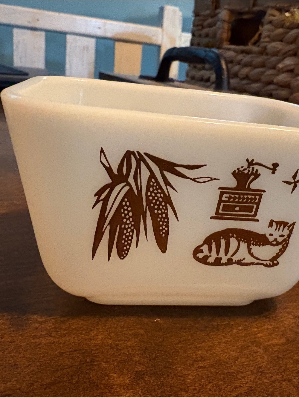 Pyrex White Vintage Milk Glass Dish with Brown Corn & Cat Graphic - Picture 2 of 3